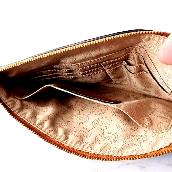 *SALE* Michael Kors Soft Leather Wristlet EUC - Picture 9 of 12